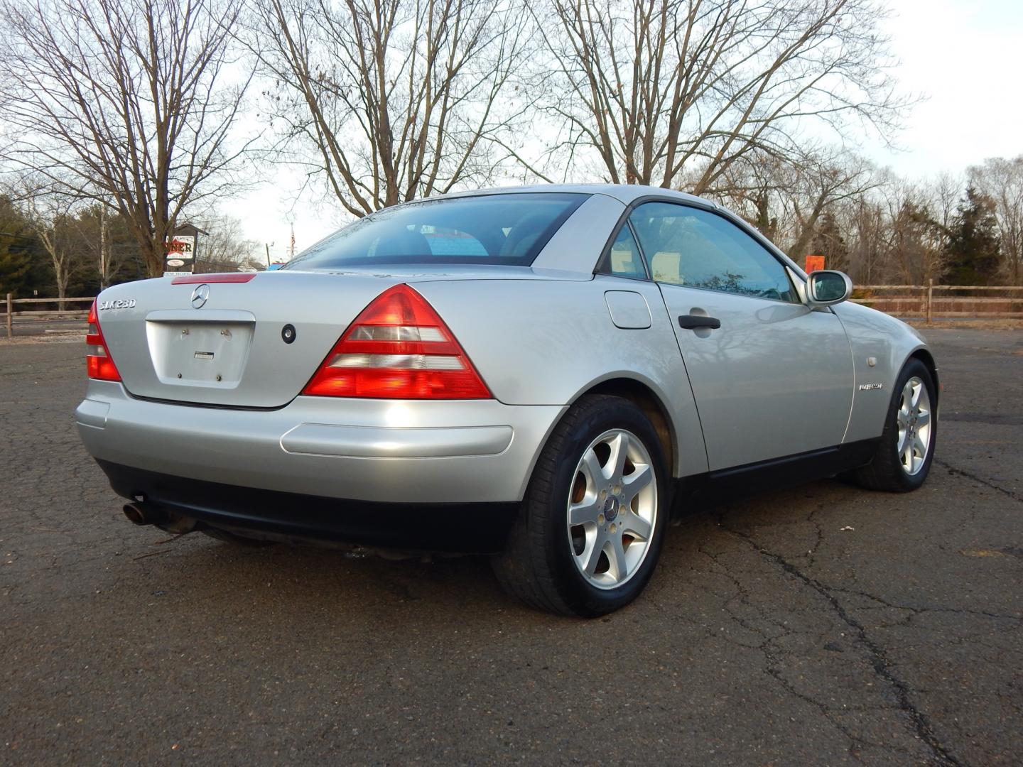 2000 Silver /Black Leather Mercedes-Benz SLK SLK230 (WDBKK47F2YF) with an 2.3L 4 cylinder supercharged engine, Automatic transmission, located at 6528 Lower York Road, New Hope, PA, 18938, (215) 862-9555, 40.358707, -74.977882 - Here we have a Mercedes SLK320 with a 2.3L 4 cylinder supercharged engine putting power to the rear wheels via an automatic transmission. Options include: black leather seats, power windows/locks/mirrors, Alpine head unit, heat/AC, tilt steering wheel, convertible hard top, cruise control, 16inch al - Photo#4